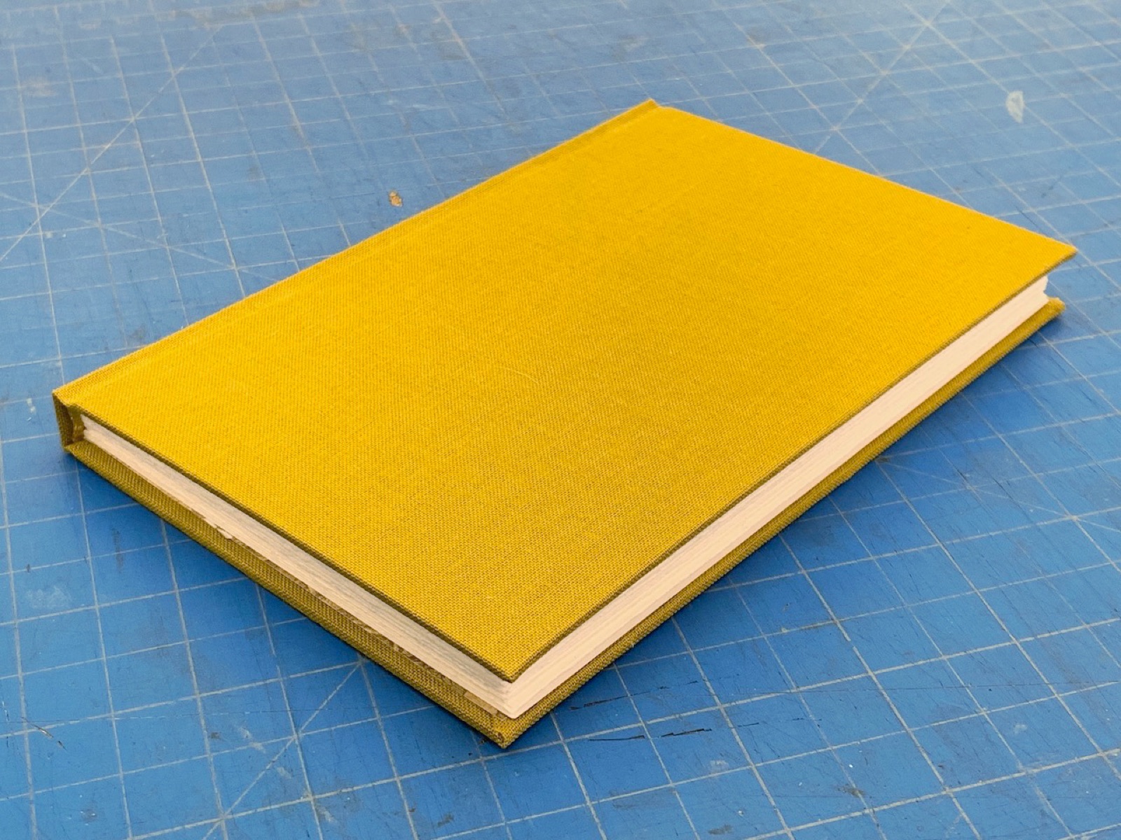 Flat spine • sewn text block • glued on end bands