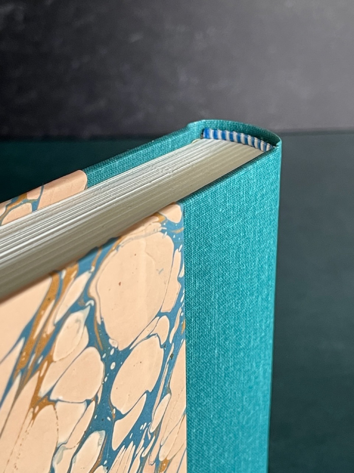 Case binding • rounded spine • glued on end bands